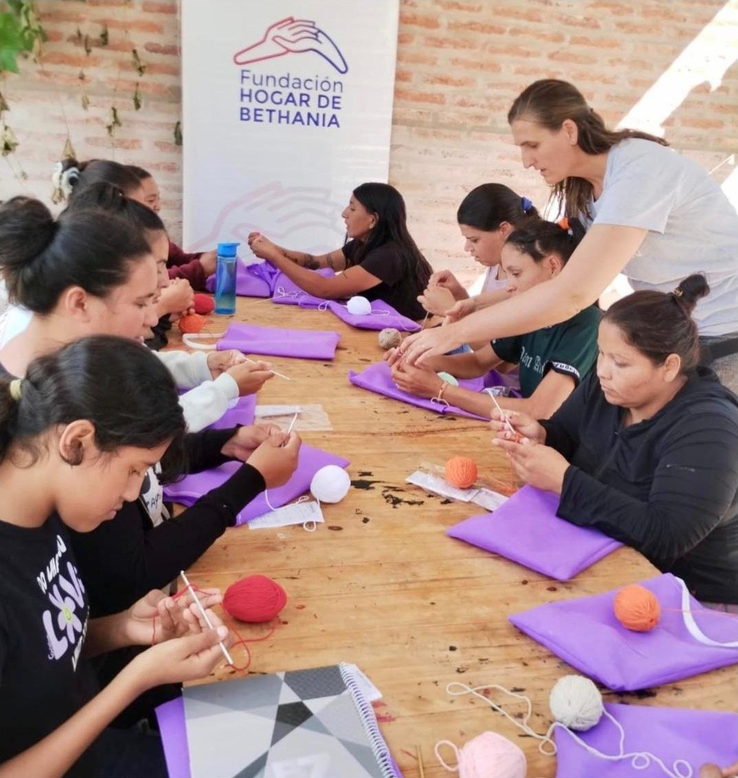 Clases de tejido al crochet en el barrio Sáenz Peña